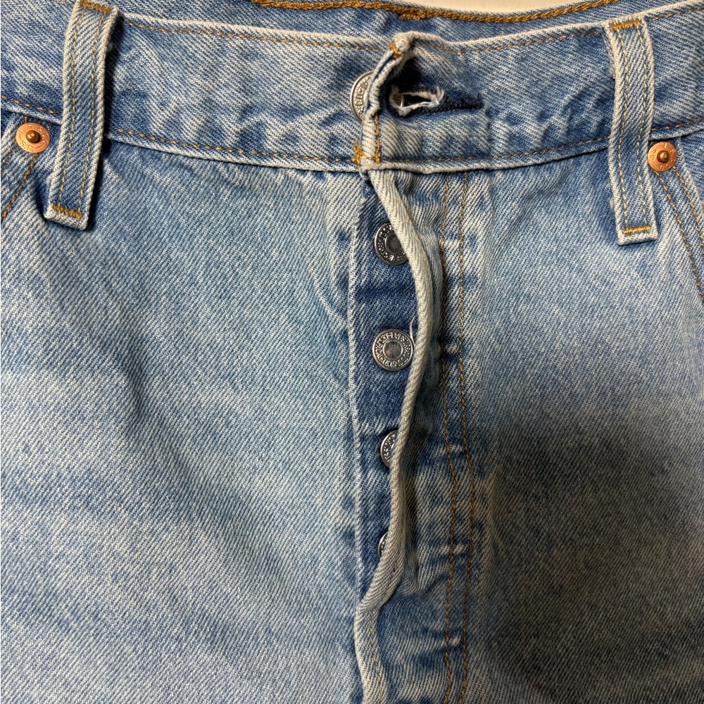 Levi’s 501 Denim Cutoff Distressed Women’s Shorts - Picture 2 of 4